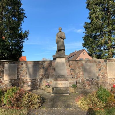 Bild vergr&ouml;&szlig;ern: Kriegerdenkmal Schönewörde